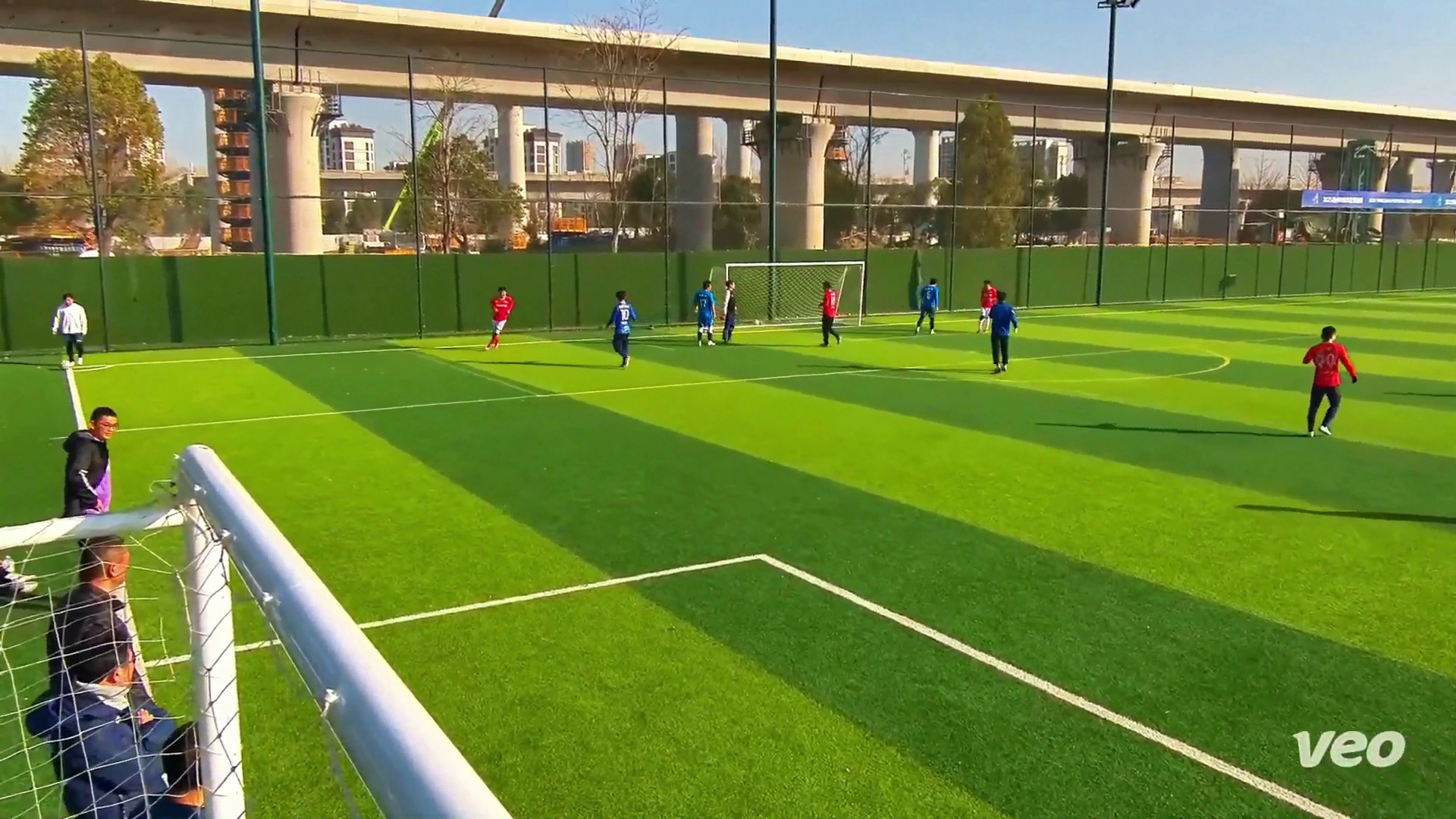 毒蜂1复刻首秀！磨完钉后在人草上毫无压力，鞋子是真的轻，跑起来像飞一样。鞋面也非常薄脆，打门长传发力很舒服。
颜值那是毋庸置疑完美了，唯一挑刺那就是分离式鞋舌容易歪咯。
臭美一下，这个球有没有一点02年大罗进土鸡的感觉？