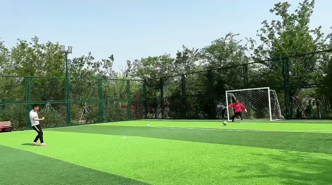 夏天马上到了，踢完球，练练推杆